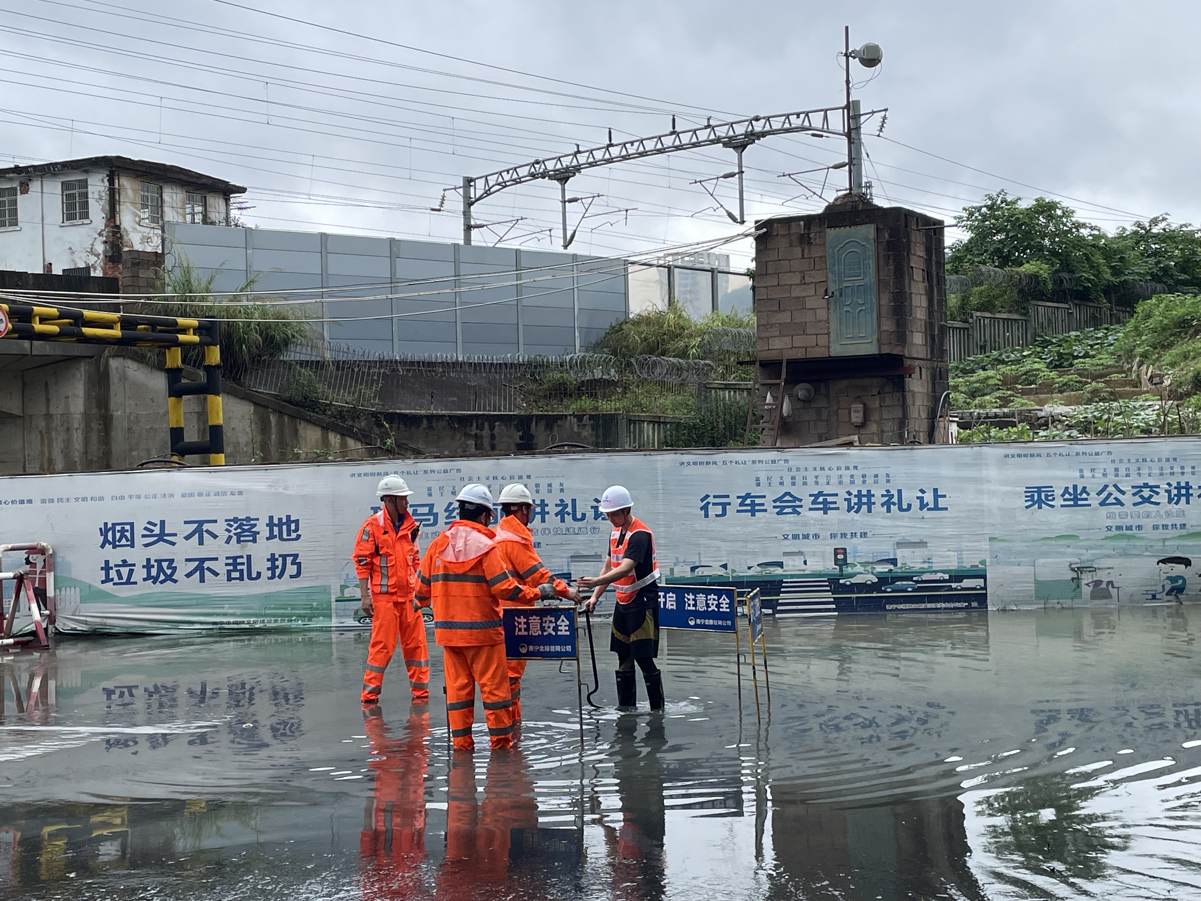 積極應(yīng)對強(qiáng)降雨，市排水公司連夜出擊排水搶險